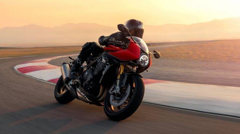 O novo Triumph Speed ​​Triple 1200 RR é um café racer modernizado que você pode levar para uma pista de corrida