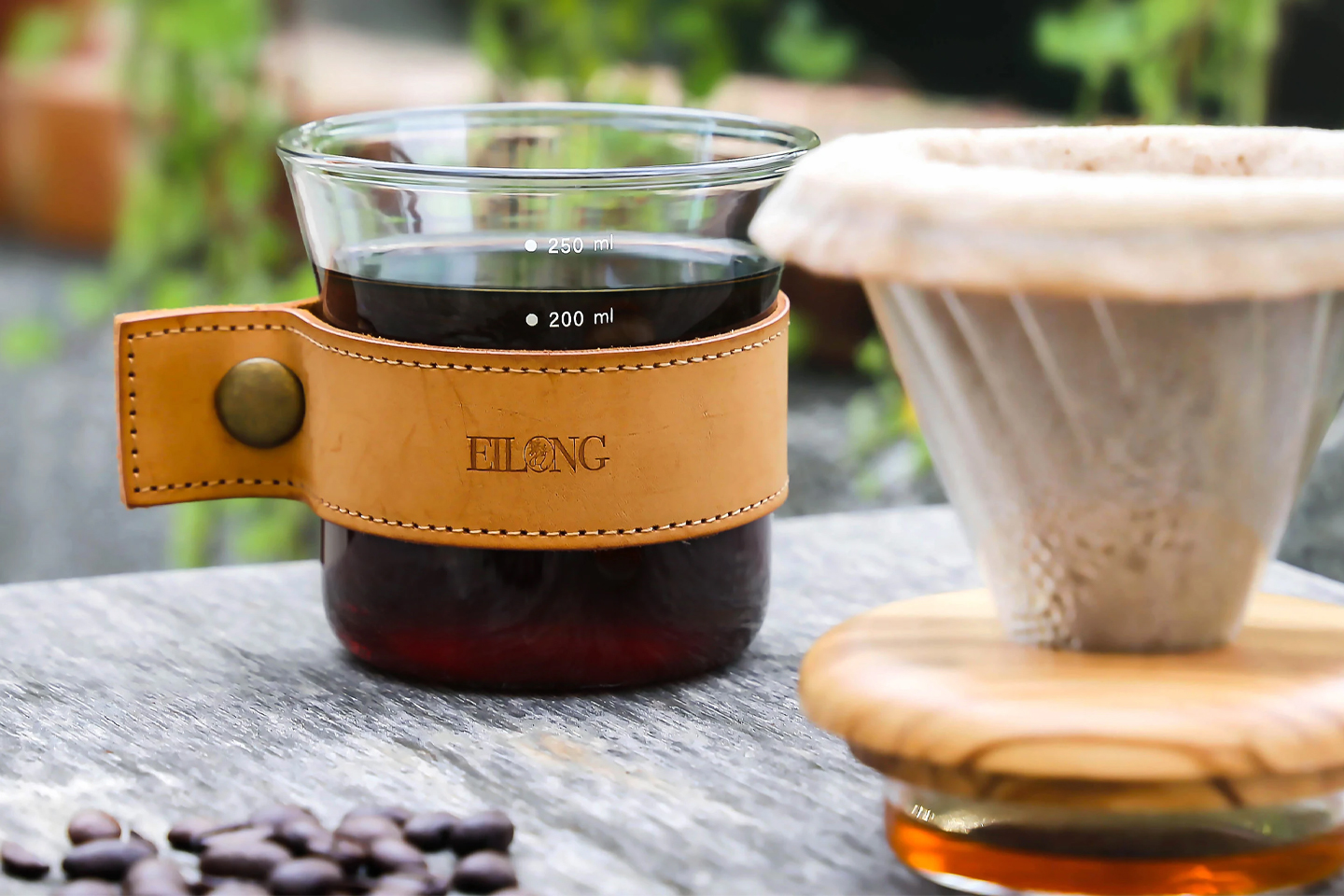 Esta máquina de café gota a gota leve, feita de vidro resistente ao calor, vem em uma maleta de viagem portátil para o café levar!  –