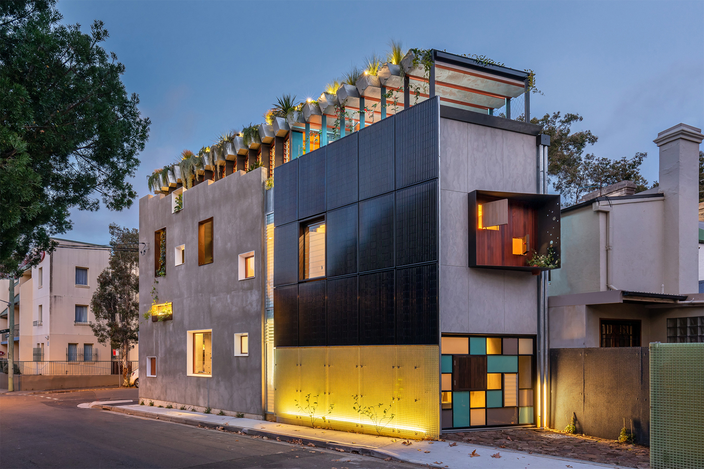 Esta casa sustentável tem um sistema aquapônico que conecta um lago para peixes comestíveis e um jardim no terraço!  –